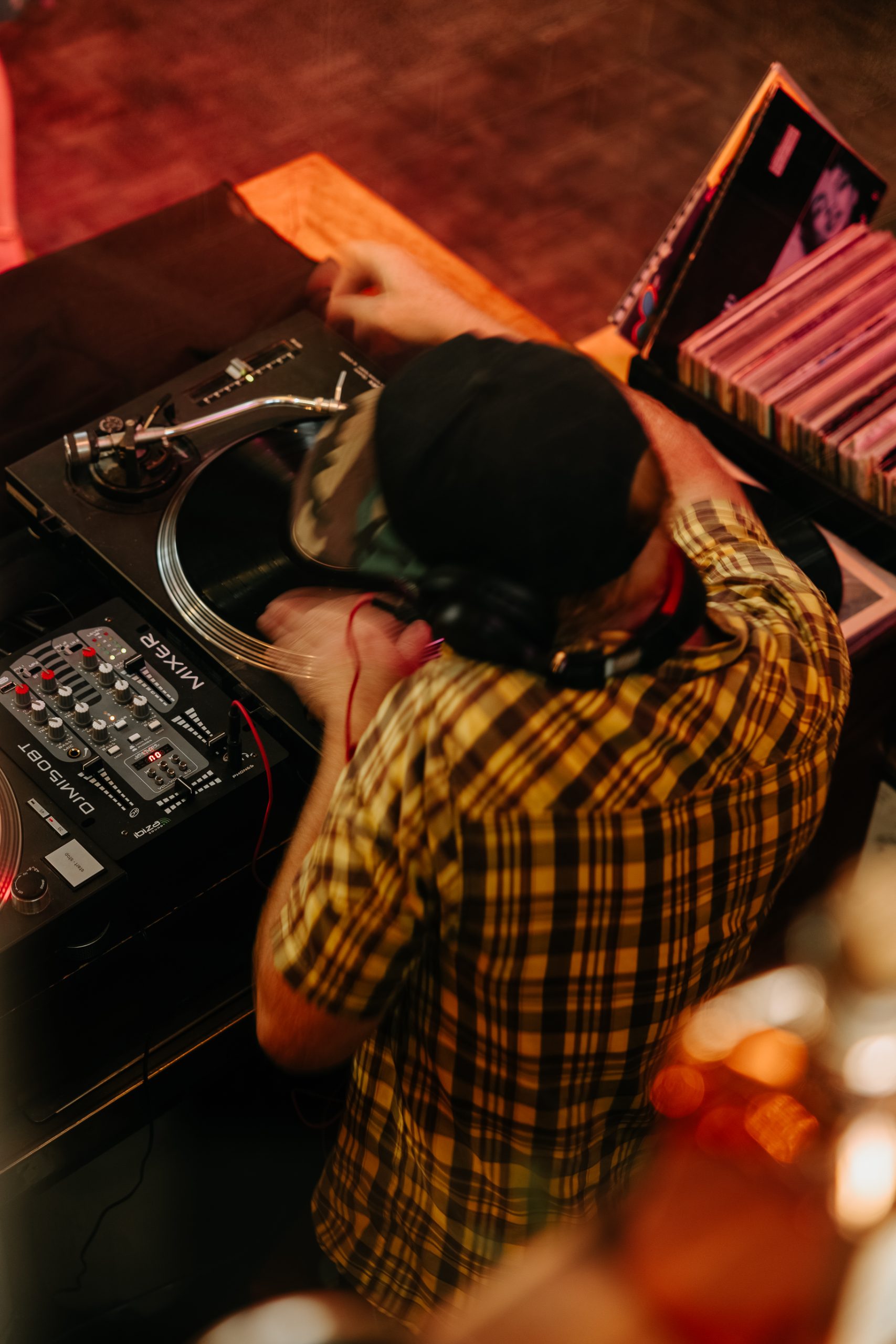DJ en vinyl bij Pompstation